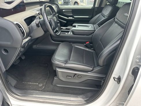 Used 2025 Ford Expedition Platinum AWD/4WD image 9