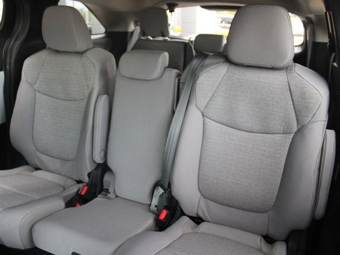 Used 2026 Toyota Sienna LE FWD image 27