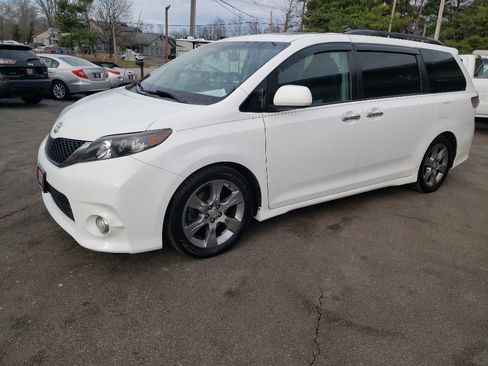Used 2014 Toyota Sienna SE image 3