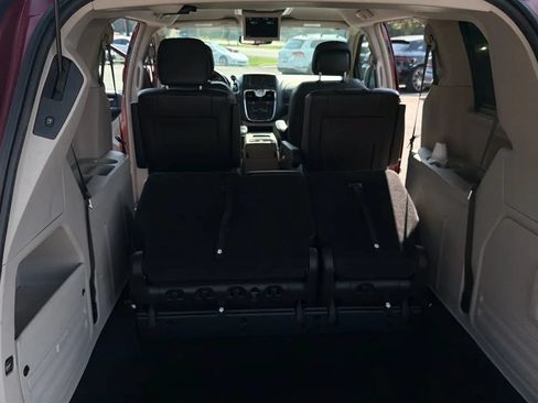 Used 2014 Chrysler Town & Country Touring FWD image 20