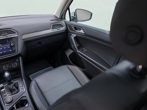 Used 2020 Volkswagen Tiguan SE w/ Panoramic Sunroof Package image 30