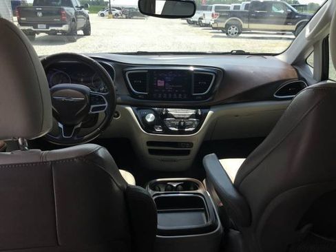 Used 2018 Chrysler Pacifica Touring-L w/ Premium Audio Group FWD image 13