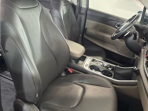 Used 2025 Kia Carnival SX FWD image 13