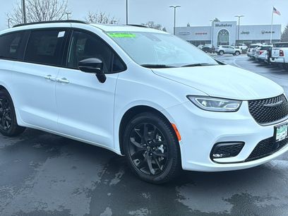 New 2026 Chrysler Pacifica Limited w/ Uconnect Theater Family Group