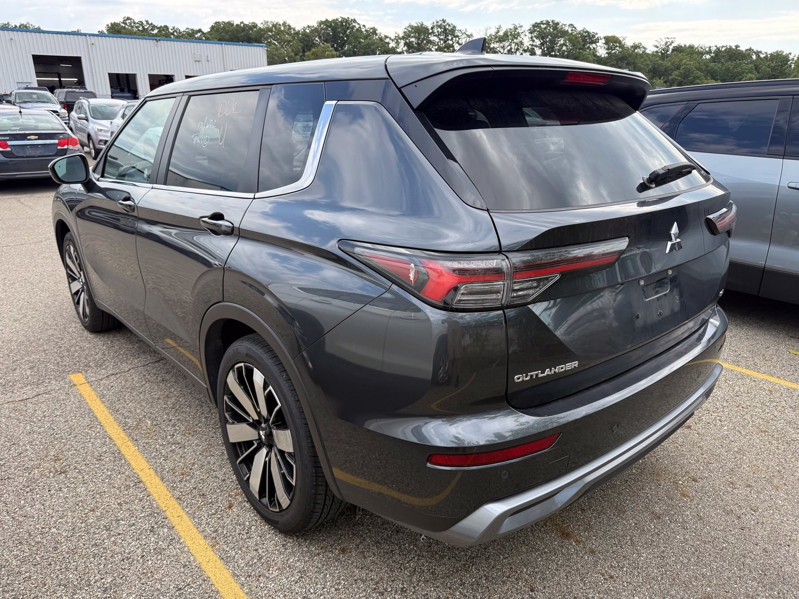Used 2025 Mitsubishi Outlander SE AWD/4WD image 4