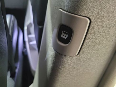 Used 2015 Chrysler Town & Country Touring-L image 47