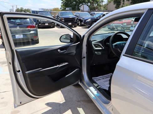 Used 2020 Hyundai Accent SE FWD image 16