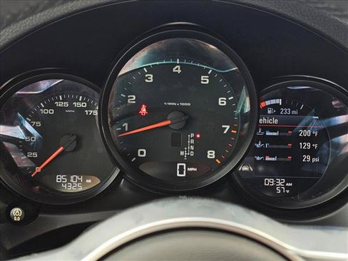 Used 2018 Porsche Macan AWD/4WD image 30