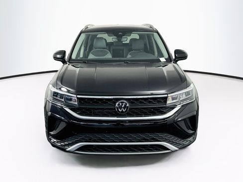 Used 2023 Volkswagen Taos SE w/ Black Wheel Package FWD image 2