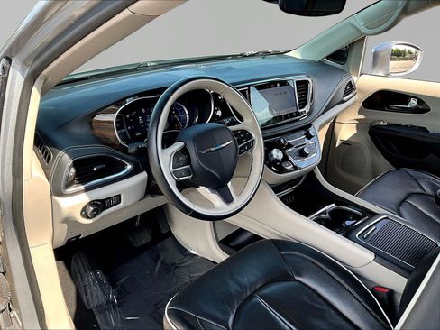 Used 2021 Chrysler Pacifica Limited w/ Uconnect Theater Family Group FWD image 15