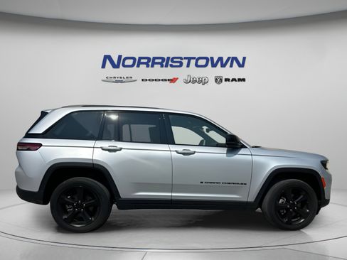 Used 2023 Jeep Grand Cherokee Altitude AWD/4WD image 8