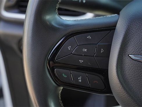 Used 2022 Chrysler Pacifica Touring image 31