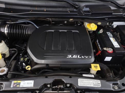 Used 2014 Chrysler Town & Country Touring FWD image 10