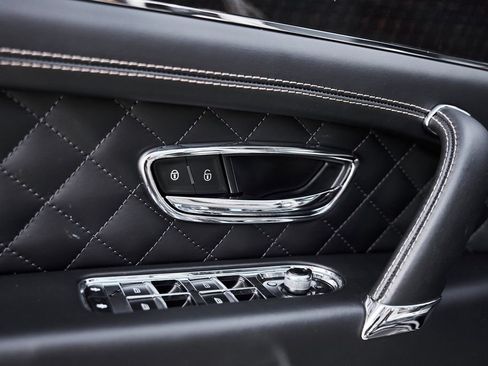 Used 2017 Bentley Bentayga AWD/4WD image 28