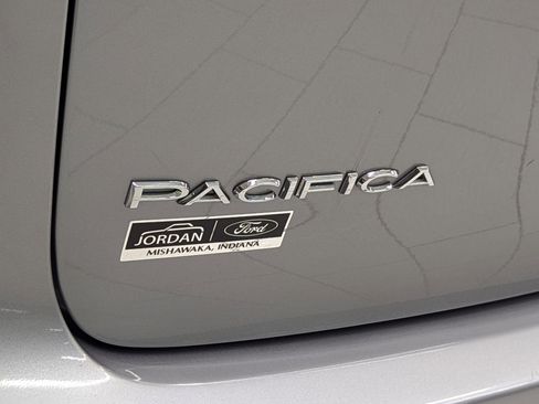 Used 2020 Chrysler Pacifica Limited image 33