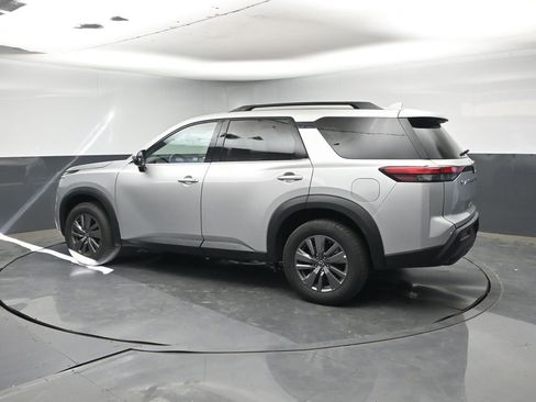 Used 2025 Nissan Pathfinder SV image 3