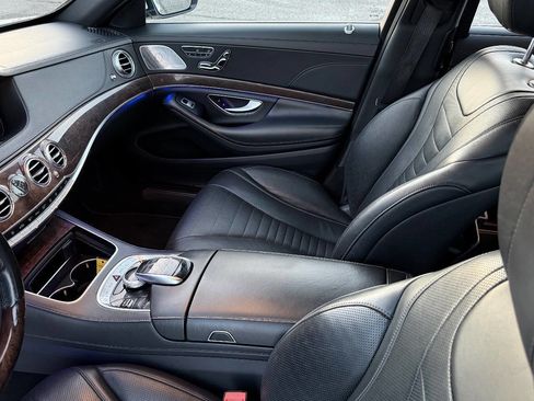 Used 2018 Mercedes-Benz S 560 4MATIC Sedan w/ Premium Package image 32