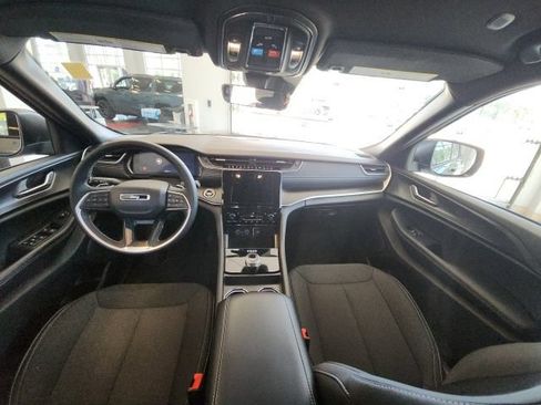 Certified 2025 Jeep Grand Cherokee Laredo w/ Luxury Tech Group I RWD image 39