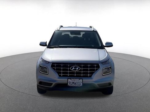 Used 2025 Hyundai Venue SEL FWD image 4