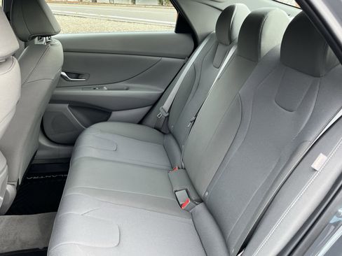 Certified 2025 Hyundai Elantra SE image 14