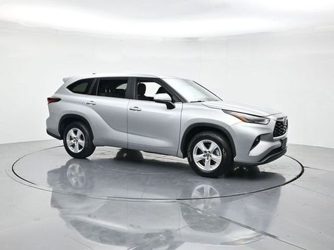 Used 2024 Toyota Highlander LE FWD image 3