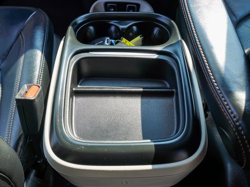 Used 2018 Chrysler Pacifica Touring-L FWD image 39