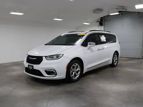 Used 2022 Chrysler Pacifica Limited FWD image 5