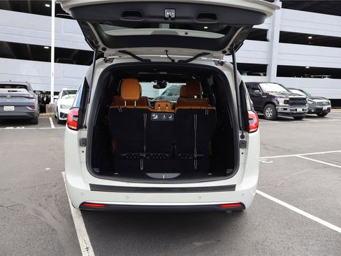 Used 2021 Chrysler Pacifica Pinnacle image 5