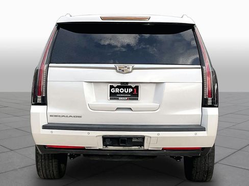 Used 2017 Cadillac Escalade Premium Luxury RWD image 4