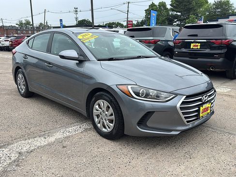 Used 2018 Hyundai Elantra SE FWD image 4