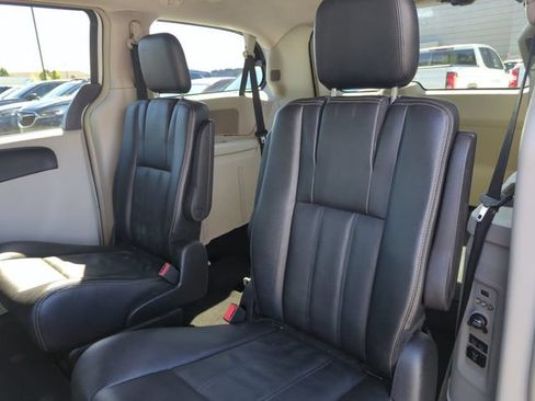 Used 2016 Chrysler Town & Country Touring w/ Driver Convenience Group FWD image 21