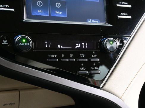 Used 2018 Toyota Camry XLE w/ Four Season Floor Mat Package FWD image 20