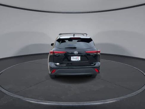 Used 2023 Toyota Highlander XLE FWD image 7