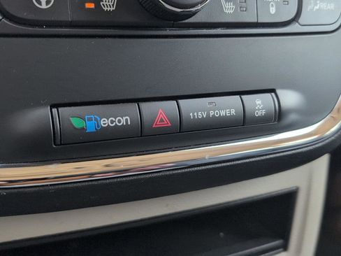 Used 2015 Chrysler Town & Country Touring-L w/ Driver Convenience Group image 32