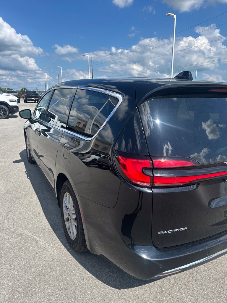 Used 2024 Chrysler Pacifica Touring-L FWD image 7