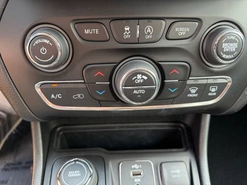 Used 2021 Jeep Cherokee Limited AWD/4WD image 28