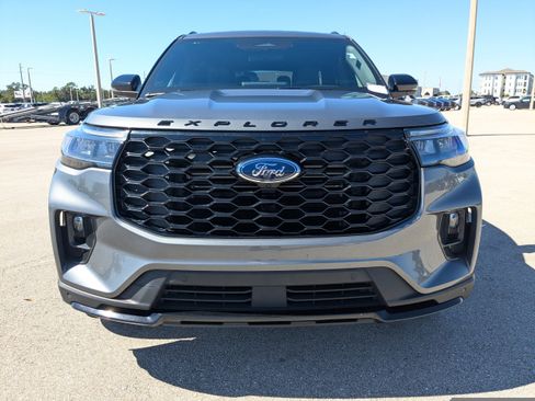 Used 2025 Ford Explorer ST-Line w/ ST-Line Street Pack image 10