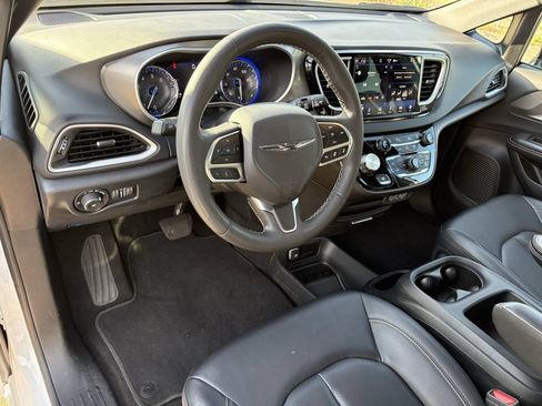 Used 2025 Chrysler Pacifica Select FWD image 14