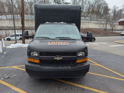 Used 2017 Chevrolet Express 3500 image 2