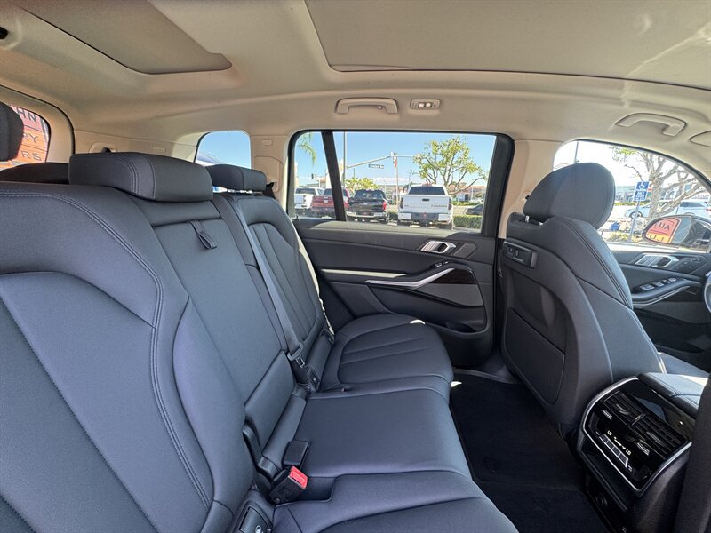 Used 2020 BMW X7 xDrive40i w/ Premium Package AWD/4WD image 39