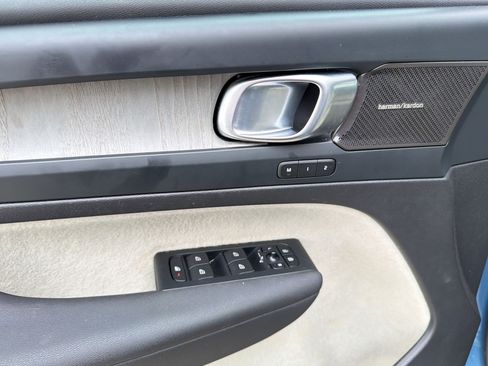 Used 2023 Volvo XC40 B5 Ultimate w/ Protection Package Premier image 12