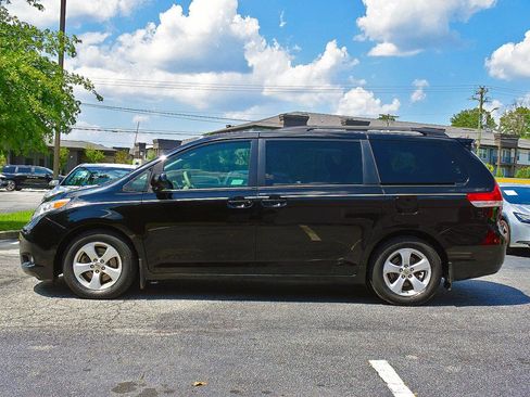 Used 2014 Toyota Sienna LE FWD image 6