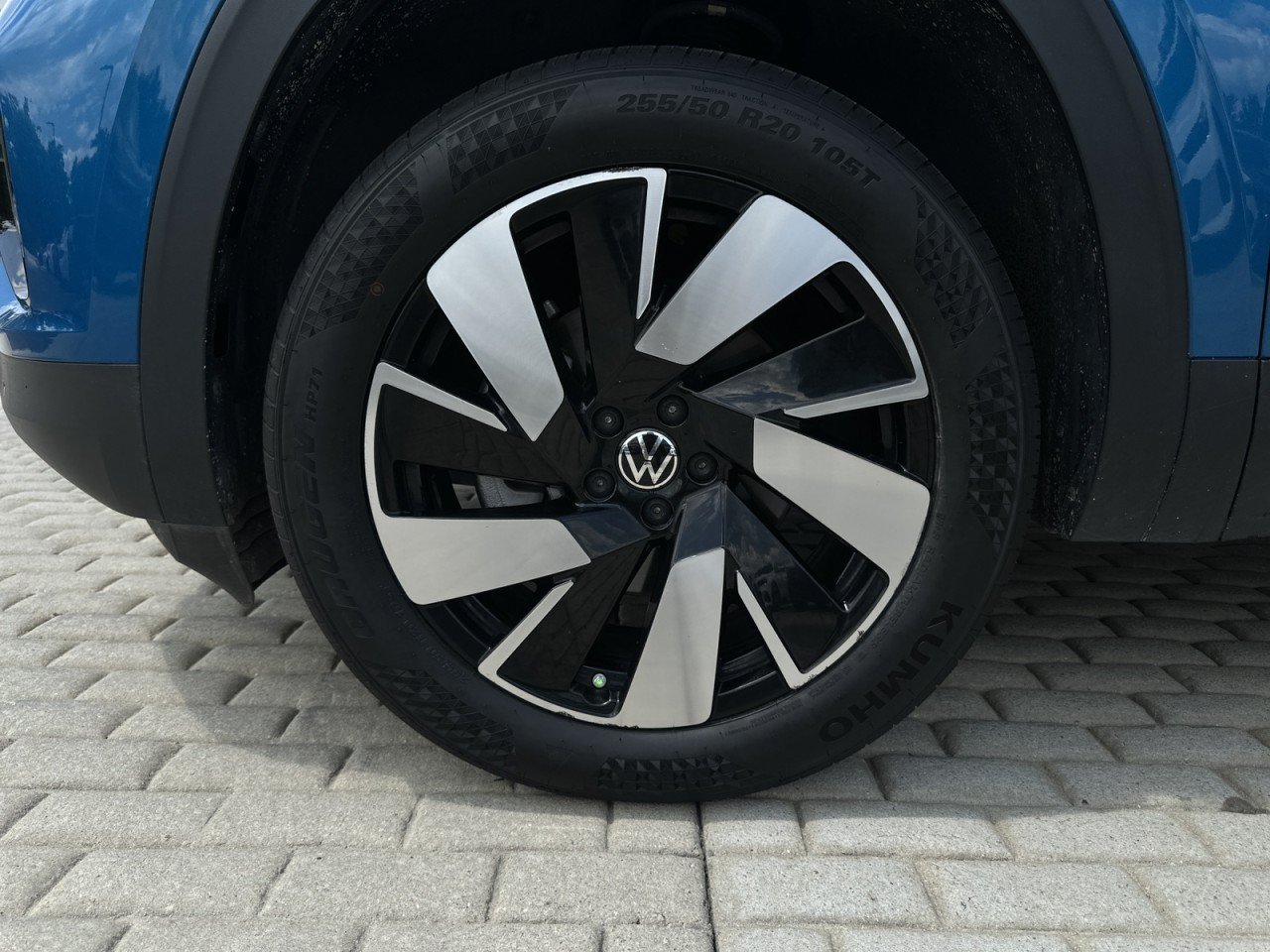Used 2024 Volkswagen Atlas Cross Sport SE FWD image 13