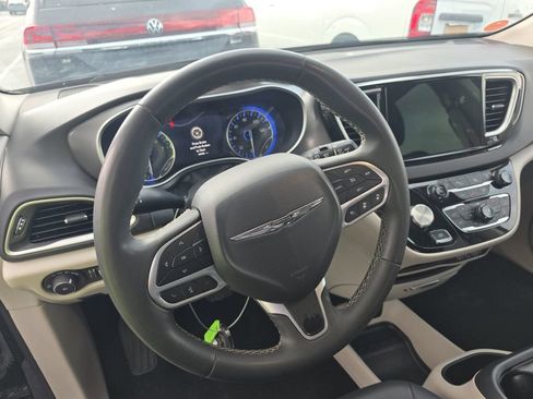 Used 2024 Chrysler Pacifica Touring-L FWD image 11