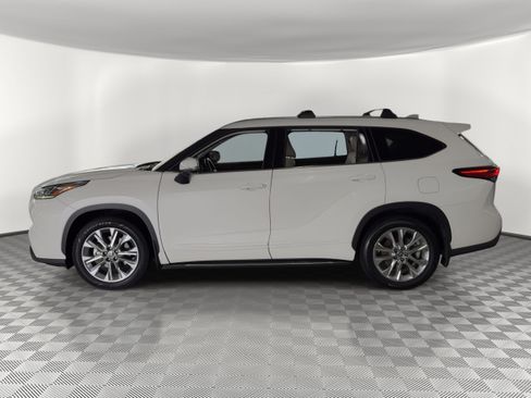 Used 2021 Toyota Highlander Limited image 2