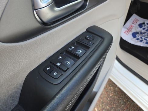 Used 2023 Chrysler Pacifica Touring-L FWD image 13