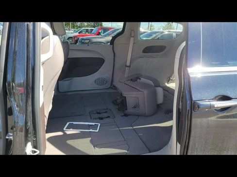 Used 2017 Chrysler Pacifica Touring-L w/ Tire & Wheel Group FWD image 4