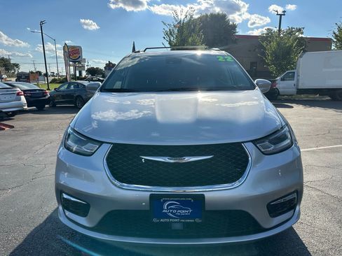 Used 2022 Chrysler Pacifica Touring-L image 2