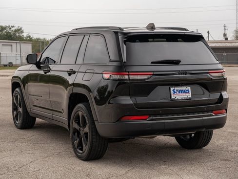 Used 2023 Jeep Grand Cherokee Altitude image 5