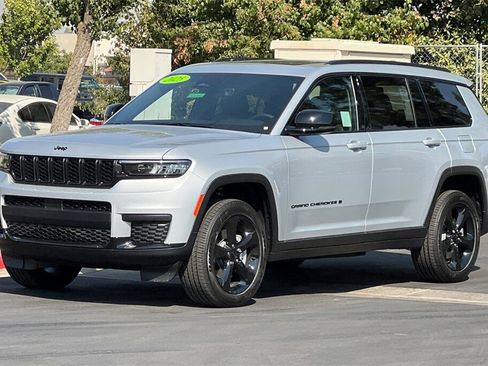 New 2025 Jeep Grand Cherokee L Altitude image 8
